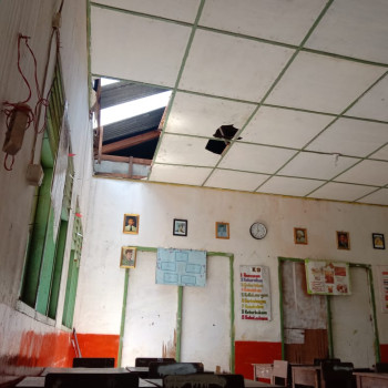 Kerusakan Parah Ruang Kelas di SDN 4 Tanjung Lago: Plafon Je